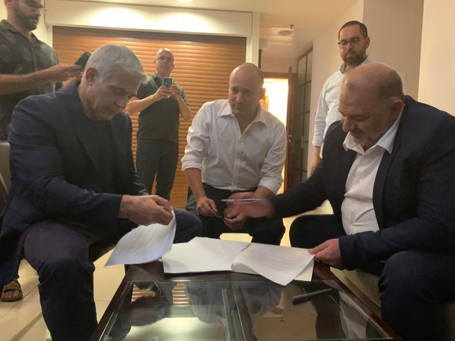 لبيد ينجح بتشكيل حكومة بمشاركة أول حزب عربي